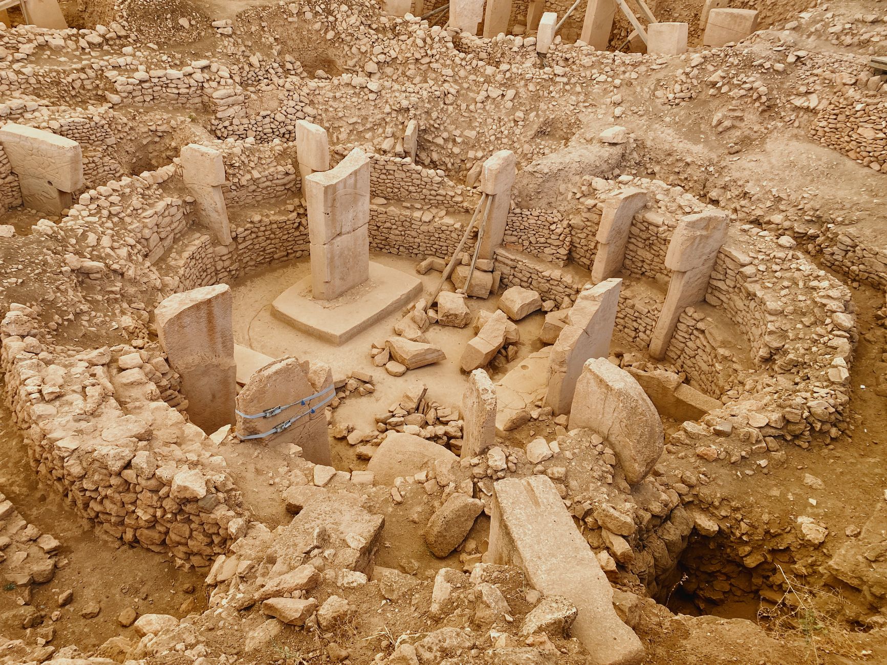 Explore the ancient archaeological site of Göbekli Tepe in Şanlıurfa, Türkiye.